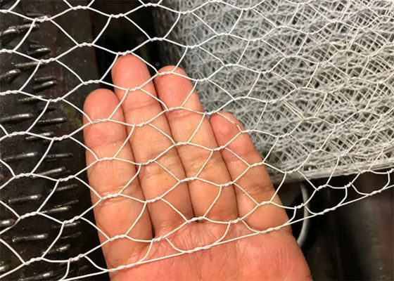斜面保護のための六角線網を織る後に熱浸し,ガルバン化